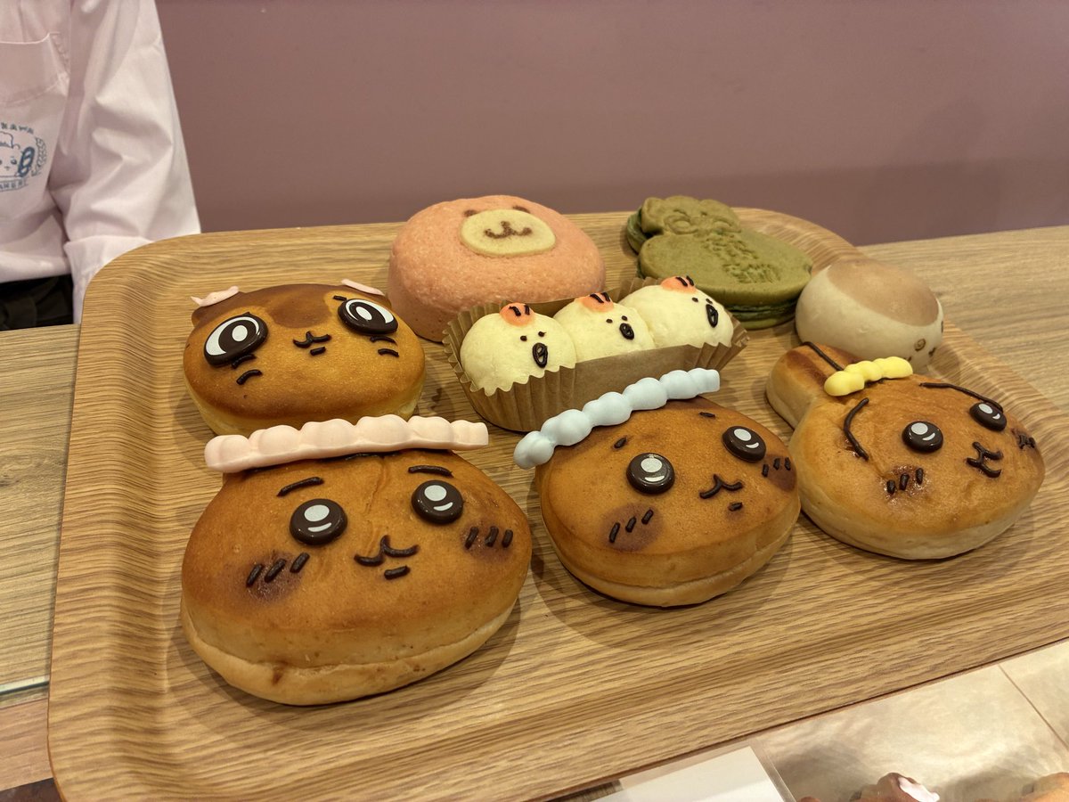 poyoon_tomo's tweet photo. ちいかわベーカリー最高空間だった
今年中にもう1回いきたい

でっかいちい様も可愛すぎた

この日のために作ったバタートーストワレちゃんと一緒に記念撮影📸‼️ https://t.co/UTJE3AW8jB