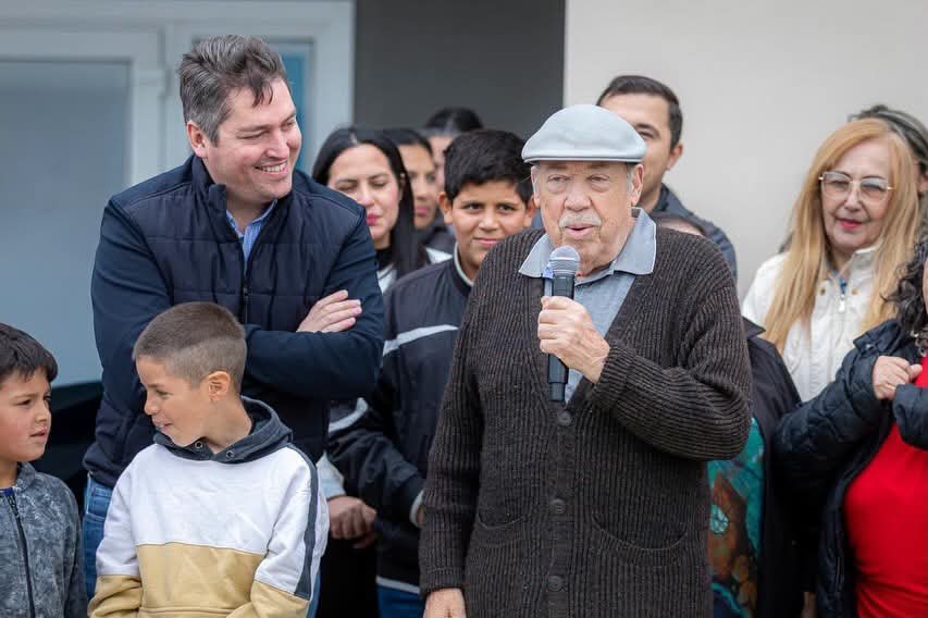 MartinPerezTDF's tweet photo. Hoy cumple años mi entrañable amigo Esteban "Chiquito" Martínez.

Ex intendente de Río Grande y referente histórico del peronismo fueguino, pero sobre todo un hombre profundamente querido por nuestra comunidad.

Tuve la enorme suerte de compartir con él muchos momentos, escuchar sus consejos, sus historias y aprender de su experiencia y de su amor por Río Grande.

Chiquito dejó una huella que va mucho más allá de los cargos que ocupó. Está en el recuerdo y en el cariño de quienes tuvimos la oportunidad de conocerlo.

Hoy lo recuerdo con mucho afecto, admiración y gratitud.

Feliz cumpleaños, querido Chiquito. Siempre presente ✨