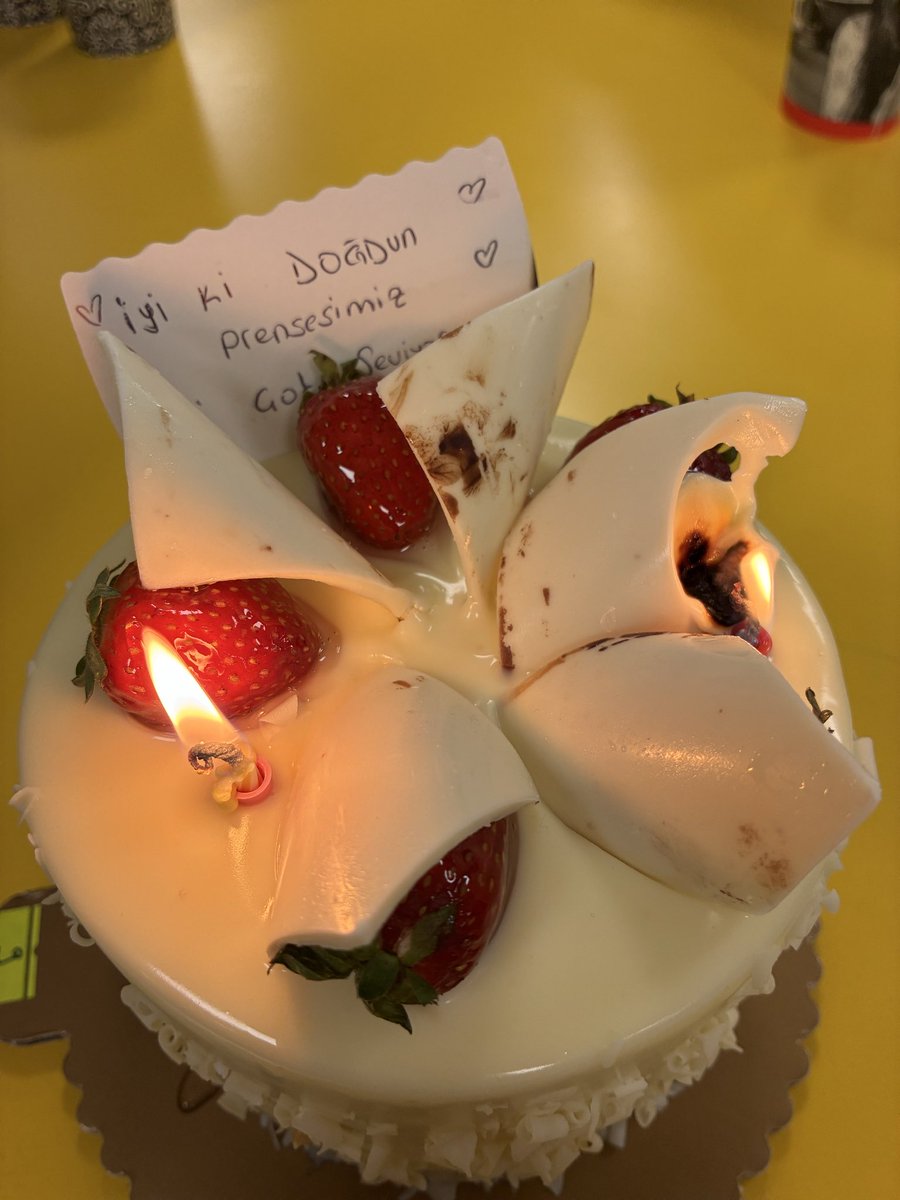 gastronzll's tweet photo. Bu kızın son kez fakültede doğum günü kutlandı 🥹💌🤍🫶🏻 https://t.co/Dfl03E2sXN