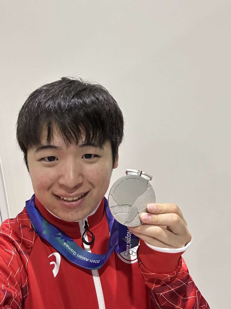 kona_0603's tweet photo. 銀メダル🥈
みんなに自慢しちゃお😃 https://t.co/RktMfaThic