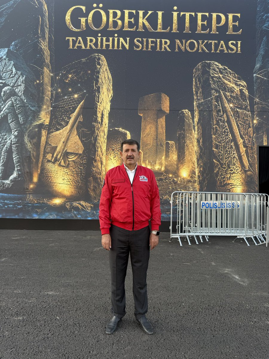 MehmetEkinci63's tweet photo. Geçmişin izlerini taşıyan kadim şehir Şanlıurfa’mızda, yarının teknolojilerine şahitlik ettik. "Geçmişten geleceğe" mottosuyla yola çıkan bu dev buluşmada; gençlerimizin gözündeki o inancı, tasarladıkları akıl dolu projeleri ve yerli-milli hamlenin heyecanını yerinde görmek gurur vericiydi.
Köklerimizden aldığımız güçle, ülkemizin yarınlarını inşa eden tüm gençlerimize ve emeği geçen herkese yürekten teşekkürler.
#TeknofestGüneydoğu