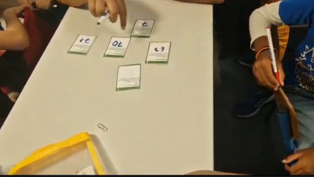 Sylvio97425's tweet photo. #tabkole Le #numberstick repensé avec des cartes pour travailler les stratégies de calcul mental avec les tables et construire à termes des faits numeriques . https://t.co/0C4p6fO22E #iremi #maths #cycle3 #cycle4 https://t.co/fYGyouiiDH