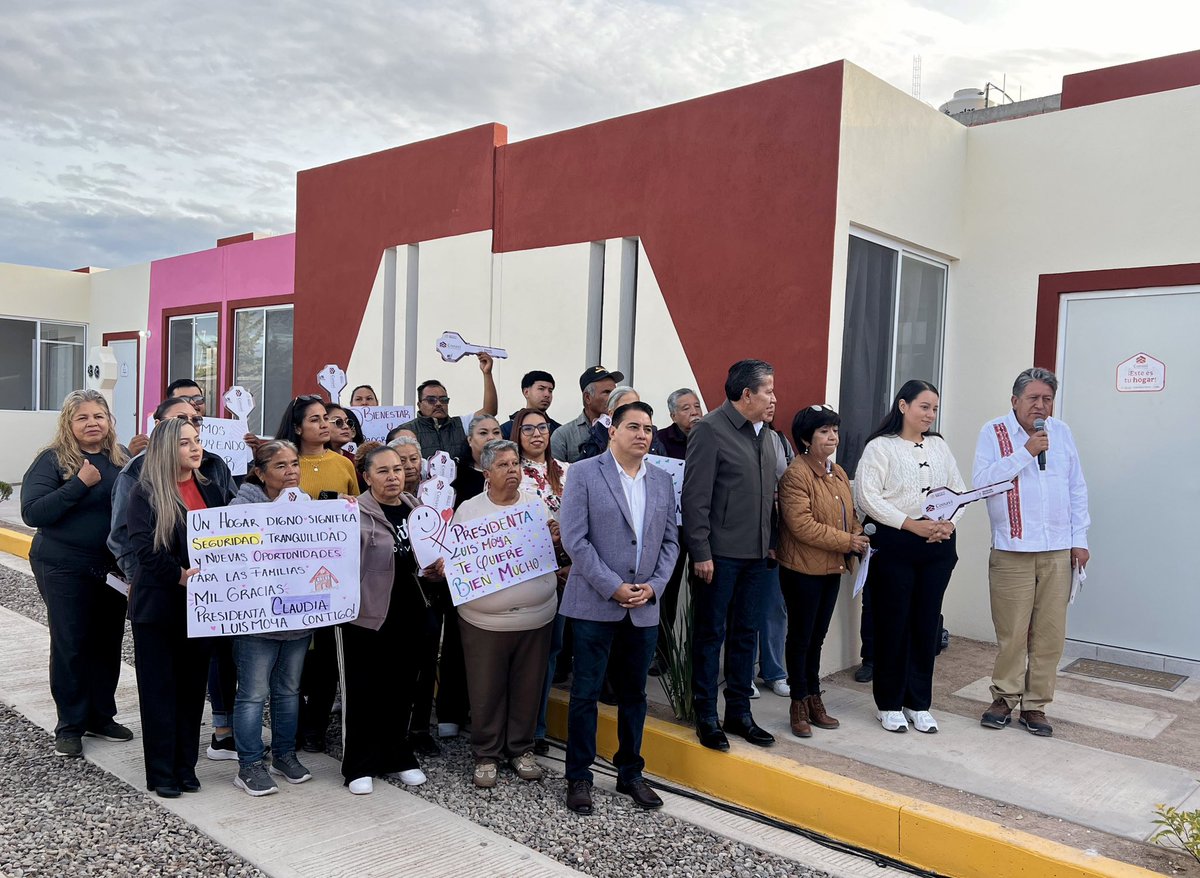 SEDATU_mx's tweet photo. @EdnaElenaVegaR1 @Conavi_mx @Infonavit @FOVISSSTEmx @Claudiashein @RodrigoChvezC @gobiernozac @DavidMonrealA El gobernador de Zacatecas, @DavidMonrealA, destacó que se materializa la justicia social con el Programa de #ViviendaBienestar

“Esto es lo que verdaderamente transforma, la política pública convertida en amor. Hoy, familias zacatecanas cumplen el anhelo de tener una vivienda”. https://t.co/Obc6boknWs