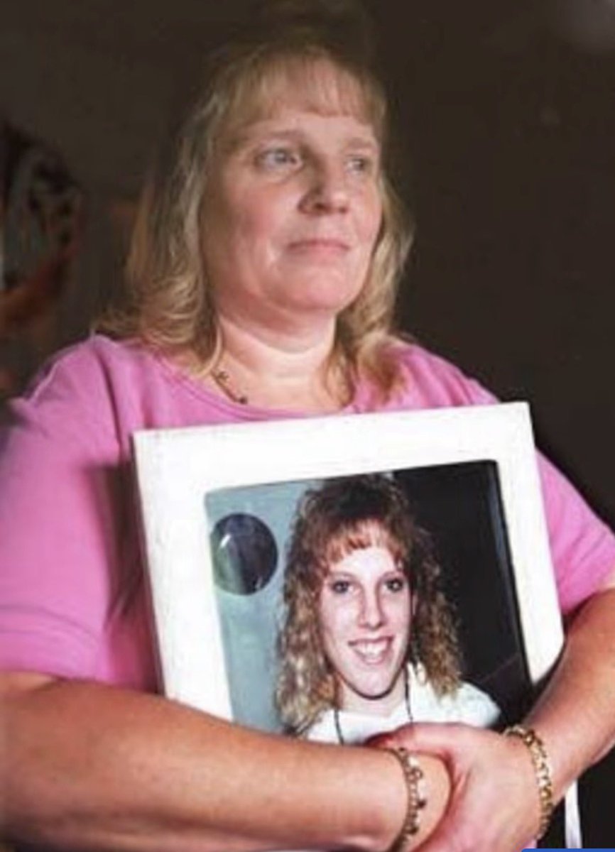 Lillyin_London's tweet photo. My heart breaks for Coleen’s mother 💔#ColeenSlemmer’s mother said she’ll miss a mortgage payment to pay for the travel costs to see #ChristaPike being executed. A piece of Coleen’s skull is still held as evidence and not burried! https://t.co/K3FRV5WA1Q
