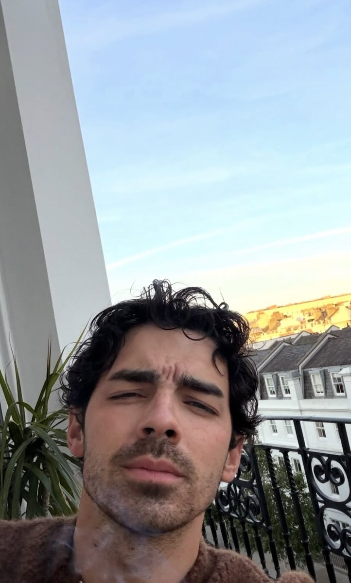 Lonelywarrior3's tweet photo. La cámara frontal debe amar a Joe  Jonas. https://t.co/ziYn3Z2fBM