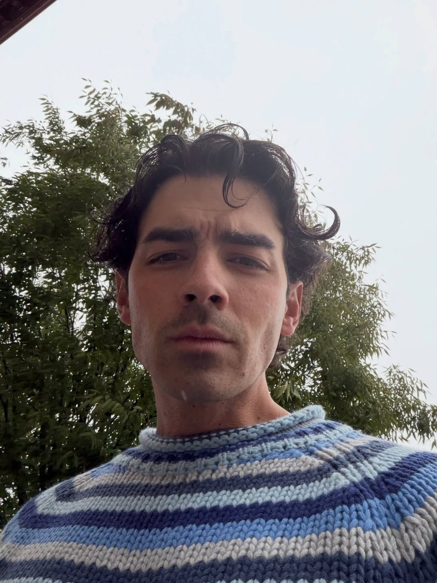Lonelywarrior3's tweet photo. La cámara frontal debe amar a Joe  Jonas. https://t.co/ziYn3Z2fBM
