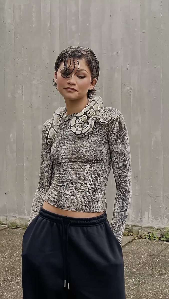 N1NETY6S's tweet photo. zendaya have mercy https://t.co/jRAyHgfO4u