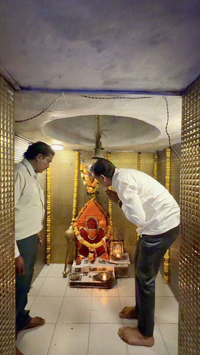 milinddeora's tweet photo. आज जनता नगर, मलबार हिल येथील श्री शिवशक्ती मारुती महाकाल मंदिराच्या सुशोभीकरणानंतर आयोजित लोकार्पण सोहळ्यास उपस्थित राहिलो. यावेळी स्थानिक नागरिक, शिवसेनेचे पदाधिकारी आणि कार्यकर्त्यांशी संवाद साधण्याचीही संधी मिळाली.

मंदिराचे हे सुंदर सुशोभीकरण परिसराच्या धार्मिक आणि सांस्कृतिक ओळखीला अधिक बळ देणारे ठरेल. या सुंदर उपक्रमासाठी सर्व संबंधितांचे मनःपूर्वक अभिनंदन!
@mieknathshinde
