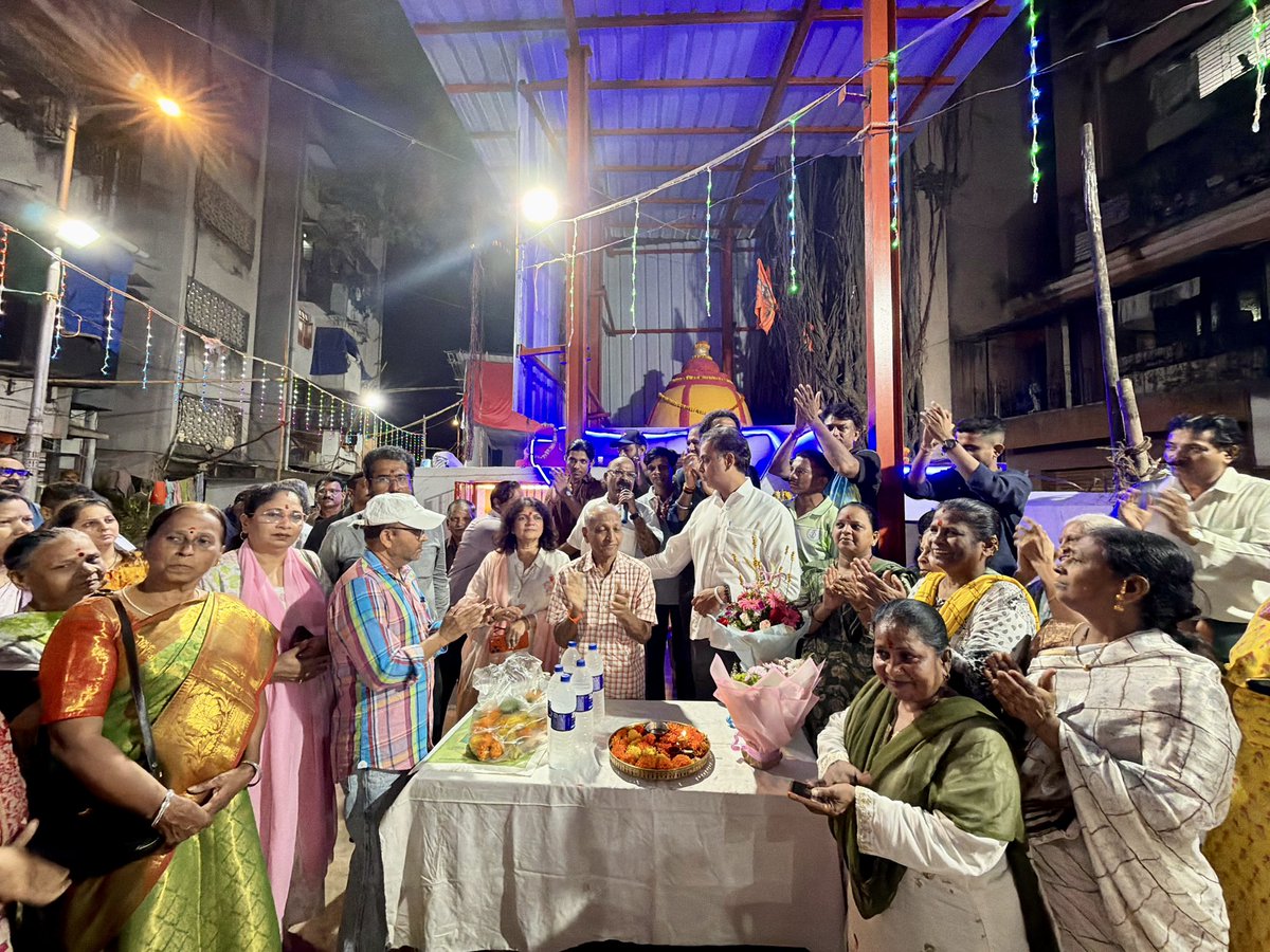 milinddeora's tweet photo. आज जनता नगर, मलबार हिल येथील श्री शिवशक्ती मारुती महाकाल मंदिराच्या सुशोभीकरणानंतर आयोजित लोकार्पण सोहळ्यास उपस्थित राहिलो. यावेळी स्थानिक नागरिक, शिवसेनेचे पदाधिकारी आणि कार्यकर्त्यांशी संवाद साधण्याचीही संधी मिळाली.

मंदिराचे हे सुंदर सुशोभीकरण परिसराच्या धार्मिक आणि सांस्कृतिक ओळखीला अधिक बळ देणारे ठरेल. या सुंदर उपक्रमासाठी सर्व संबंधितांचे मनःपूर्वक अभिनंदन!
@mieknathshinde