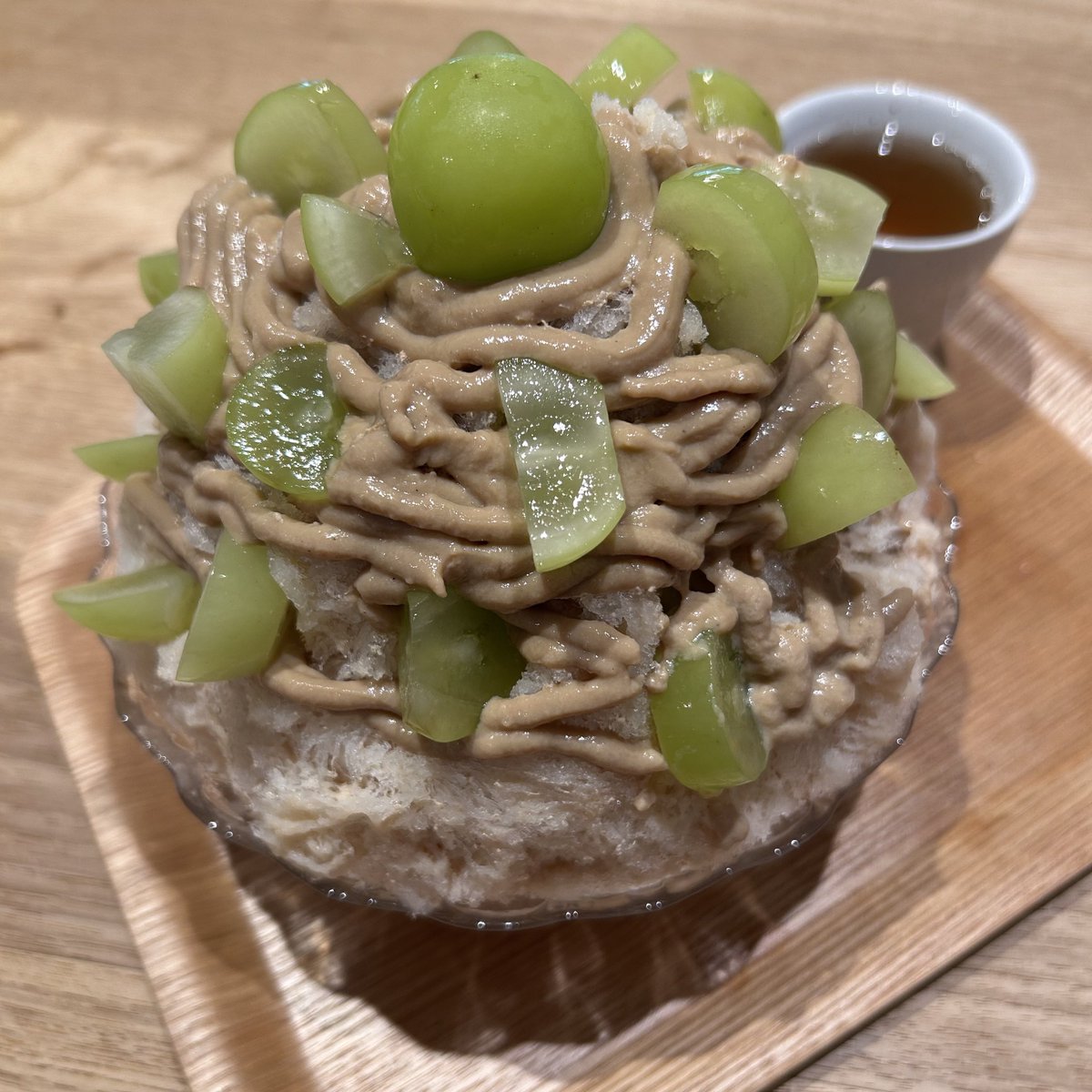 _wawawa_y's tweet photo. 昼間のかき氷🍧載せて寝る https://t.co/Um7MbDvLFb