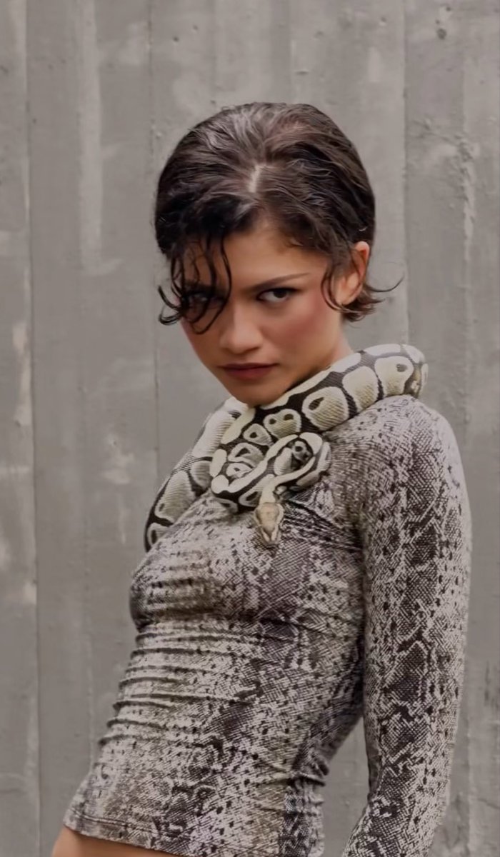 sunflwrstz's tweet photo. ZENDAYA LET ME BREATHE OMFG https://t.co/09GVVheiAA