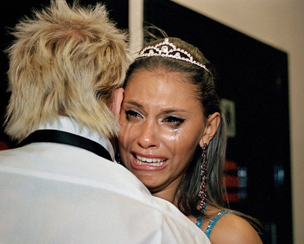 PortaEloy's tweet photo. Zed Nelson, Miss Essex, perdedora del concurso Miss England (Leicester, 2009). 
Una de las obras que hemos comentado hoy con las estudiantes de Art &amp; Gender @upf_intl en la visita a la exposición del CCCB #ElCulteALaBellesa. https://t.co/gFoAMuOa4J