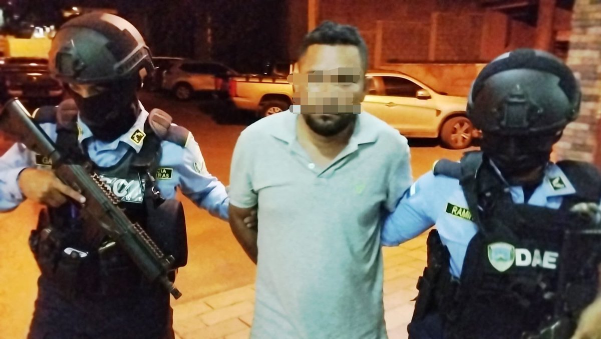 HNDaet's tweet photo. #DAET captura a alias “Yova” por asociación terrorista en Tegucigalpa.

Funcionarios policiales en conjunto con la #USTU, capturaron a un presunto integrante de la Pandilla 18 en la colonia Las Rivas, bulevar Kuwait.

Fue puesto a disposición de la #FESCCO https://t.co/HeR4UA8RaX
