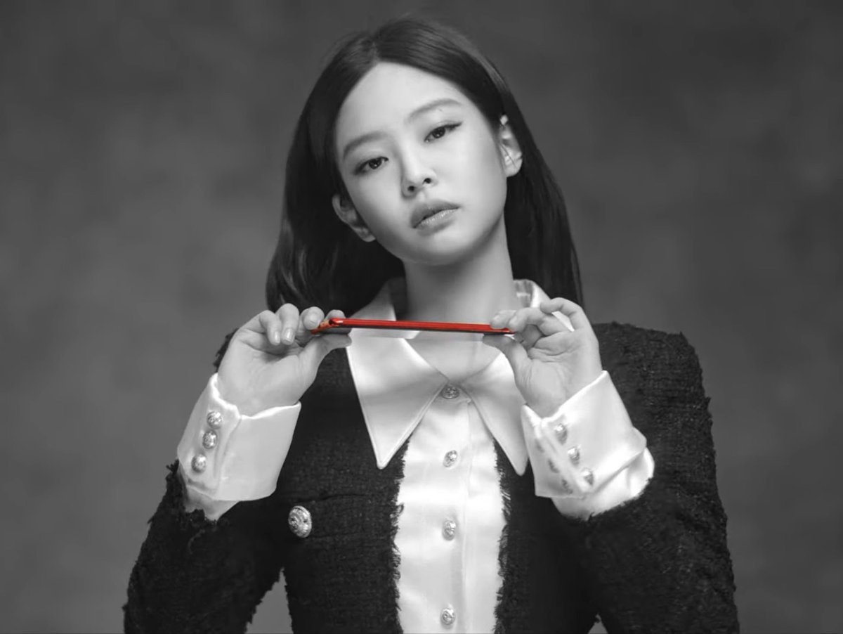 Blurriata's tweet photo. Missing the old ERA ❤️🩹😭 #jenniexgalaxy #oldera #memories #jenniered #jennie @jennierubyjane https://t.co/QE2WSYUTok