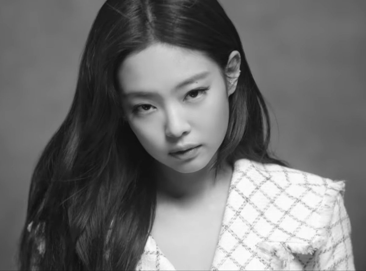 Blurriata's tweet photo. Missing the old ERA ❤️🩹😭 #jenniexgalaxy #oldera #memories #jenniered #jennie @jennierubyjane https://t.co/QE2WSYUTok