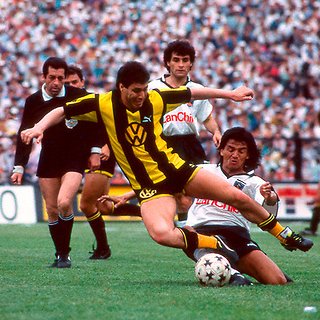 DatosAlbos's tweet photo. ¡37 años de una tarde excepcional! #ColoColo reinauguraba el Estadio Monumental, abriendo las puertas del coloso de Pedreros para siempre. #UnaHistoriaMonumental https://t.co/DRmQraWsae