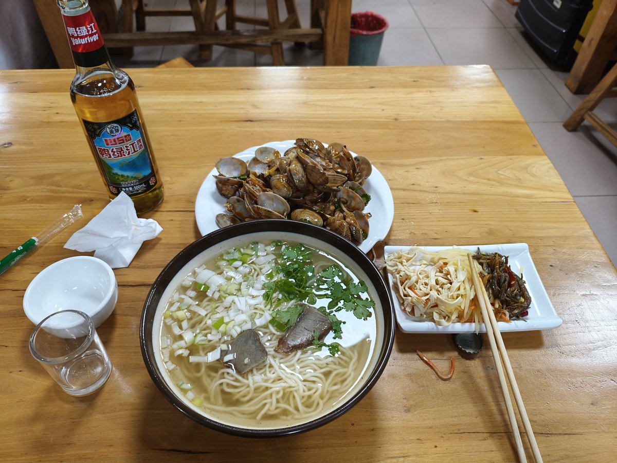 ribenzhan06's tweet photo. 夕食。思ったよりも飲食店が早く閉まるので、ホテルの近くのお店に入ったら、店主のお兄さんの方の片言の英語と、私の片言の中国語でなんとか意志疎通。とても親切な方でありがたかった。これで58RMB https://t.co/kBtHMgbXVu