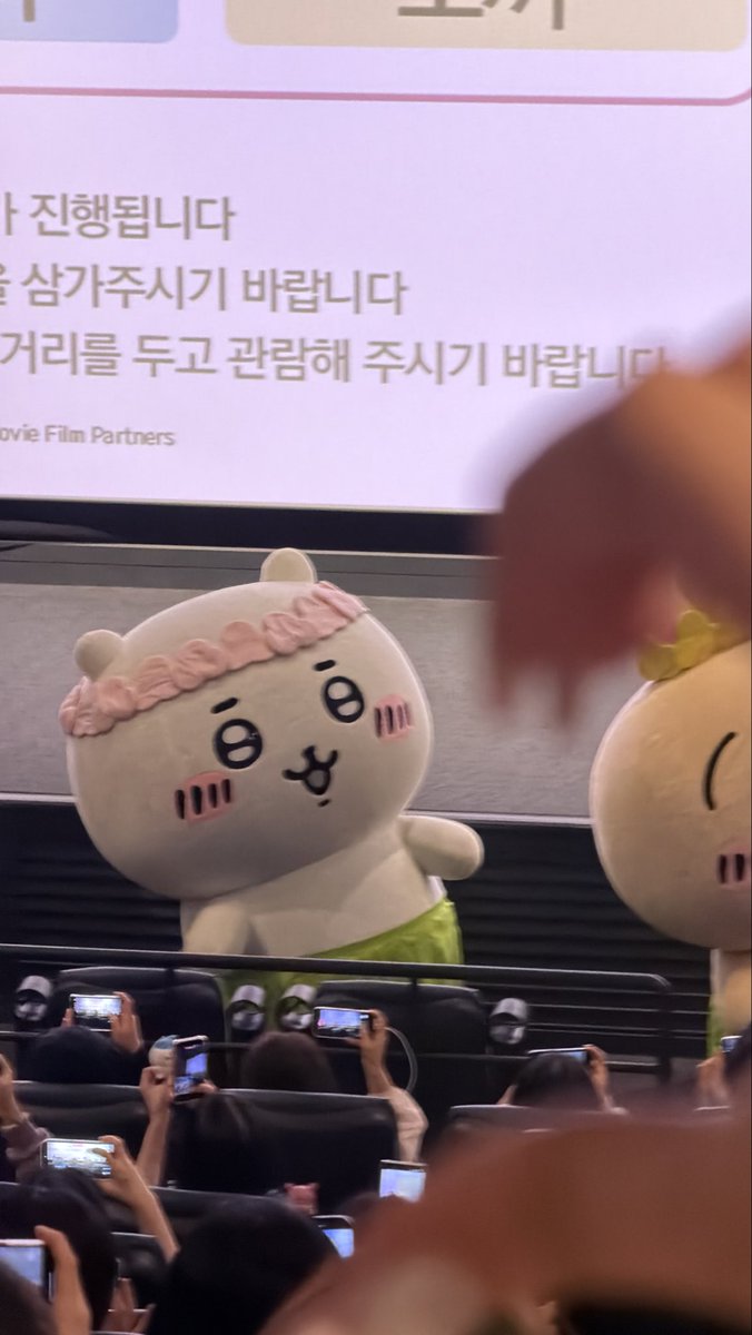 ha8chii8's tweet photo. 韓国でもちいかわ映画スタートしたから初日に駆け込んできた！
こるねちゃんがFCブログで島じろ好きって言った時はマジで「なぜ…？」って思っててごめん… 観た後の今は島じろさんが完全に漢すぎて分かる(ᗒ⩊ᗕ)⸝ި ʕᦏ⌎ https://t.co/O5b12HZHBo