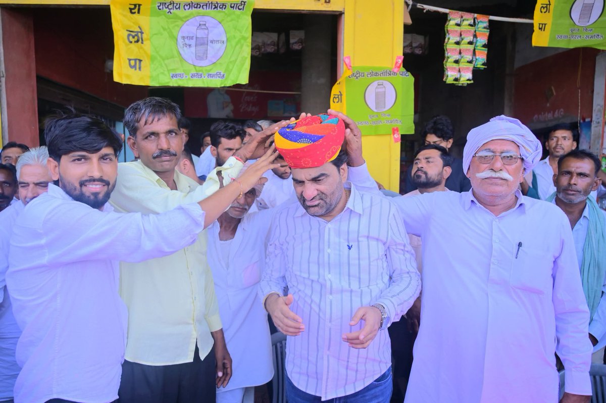 hanumanbeniwal's tweet photo. आज बीकानेर से श्रीगंगानगर जिले के कार्यक्रम में जाते समय धीरेरा व हंसेरा में स्थानीय नागरिकों ने स्वागत किया | https://t.co/u9GzSJtxUA