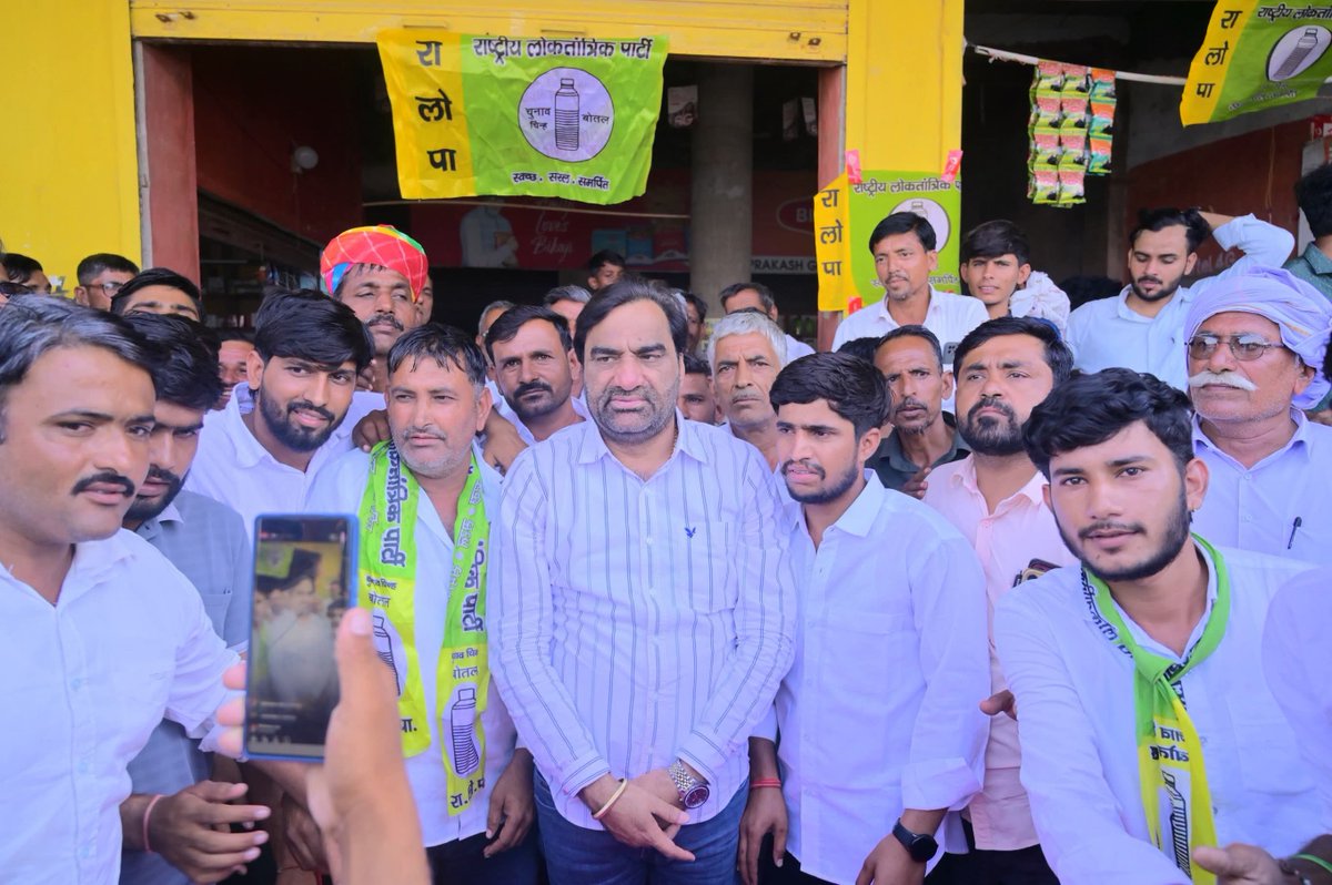 hanumanbeniwal's tweet photo. आज बीकानेर से श्रीगंगानगर जिले के कार्यक्रम में जाते समय धीरेरा व हंसेरा में स्थानीय नागरिकों ने स्वागत किया | https://t.co/u9GzSJtxUA
