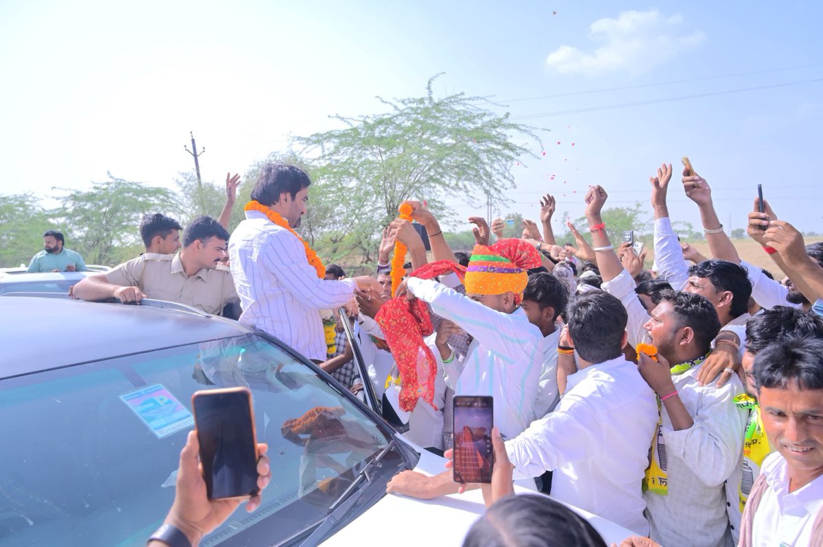 hanumanbeniwal's tweet photo. आज बीकानेर से श्रीगंगानगर जिले के कार्यक्रम में जाते समय धीरेरा व हंसेरा में स्थानीय नागरिकों ने स्वागत किया | https://t.co/u9GzSJtxUA