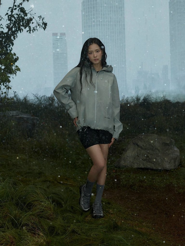 NEWSJISOO's tweet photo. Salomon updated on instagram with #JISOO. https://t.co/P4X5iAa0Xm