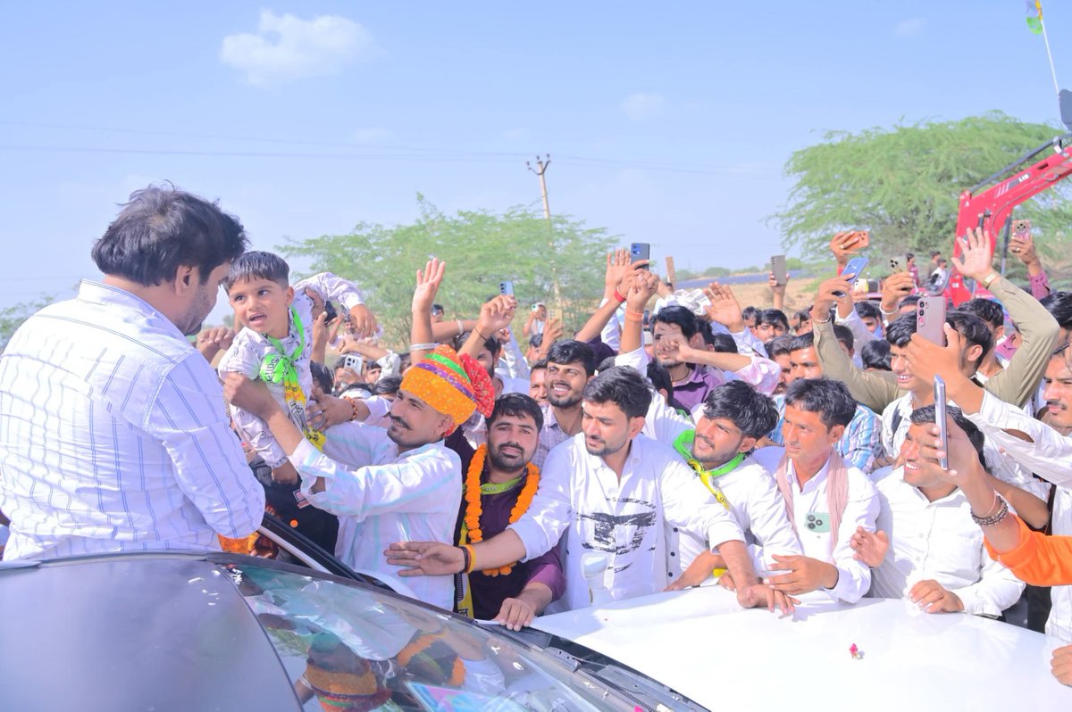 hanumanbeniwal's tweet photo. आज बीकानेर से श्रीगंगानगर जिले के कार्यक्रम में जाते समय धीरेरा व हंसेरा में स्थानीय नागरिकों ने स्वागत किया | https://t.co/u9GzSJtxUA