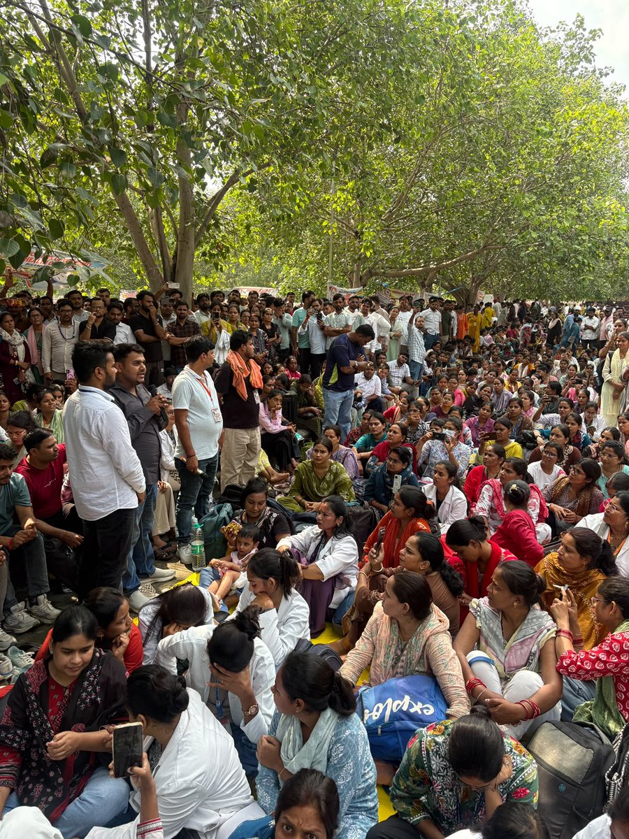 CHANDANPRAjlzj's tweet photo. “आज की आवाज़ सिर्फ मांगों की नहीं, सम्मान और अधिकार की आवाज़ है। ✊
ACHOUP के बैनर तले प्रदेशभर के CHO साथियों की ऐतिहासिक उपस्थिति ने 7 सूत्रीय मांगों को मजबूती से शासन के सामने रखा है।
अब समाधान चाहिए, आश्वासन नहीं। 💪
#ACHOUP #CHO #7सूत्रीयमांगें #CHOएकता” https://t.co/q3tVr9GMXa