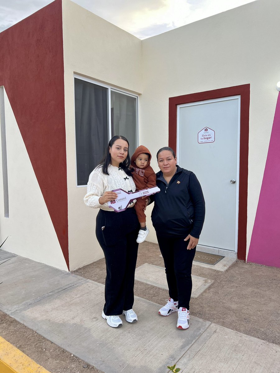SEDATU_mx's tweet photo. @EdnaElenaVegaR1 @Conavi_mx @Infonavit @FOVISSSTEmx @Claudiashein @RodrigoChvezC @gobiernozac @DavidMonrealA La beneficiaria de la @Conavi_mx, Sarai Arellano, agradeció a la presidenta @Claudiashein por cumplir su sueño y el de muchas familias de tener una #VIviendaBienestar.

“Para mi este no es un hogar, es un sueño. Aquí ya tengo un lugar en donde construir recuerdos bonitos”. https://t.co/eDn5DDRBl6
