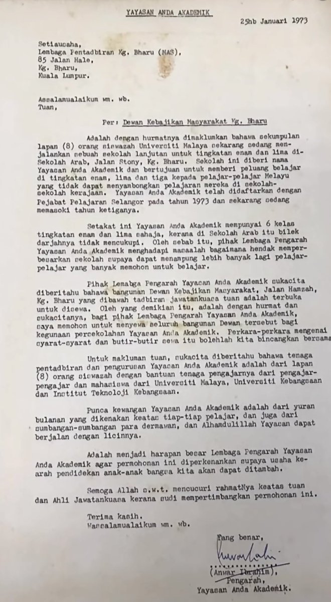 HafizRayyan's tweet photo. Tahun 1973, ada seorang anak muda melayu Islam berusia 25 tahun pohon menyewa dewan sebab sekolah dia Yayasan Anda Akademik kekurangan bilik darjah.

Dia sebagai Cikgu & rakan rakan cikgu lain mahu beri peluang kedua kepada anak Melayu yg miskin dan tercicir.

Yuran minimum sekolah, RM1 setahun. Ada anak miskin belajar percuma.

50 tahun kemudian, dia menjadi Perdana Menteri Malaysia. Ya, namanya Anwar Ibrahim.

So, mari kita doakan kesejahteraan untuk PMX kita. 

Salam hormat.