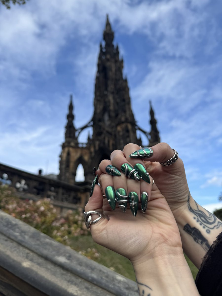 _lems7's tweet photo. my slytherin nails i did :) https://t.co/tWe6GUfHXM