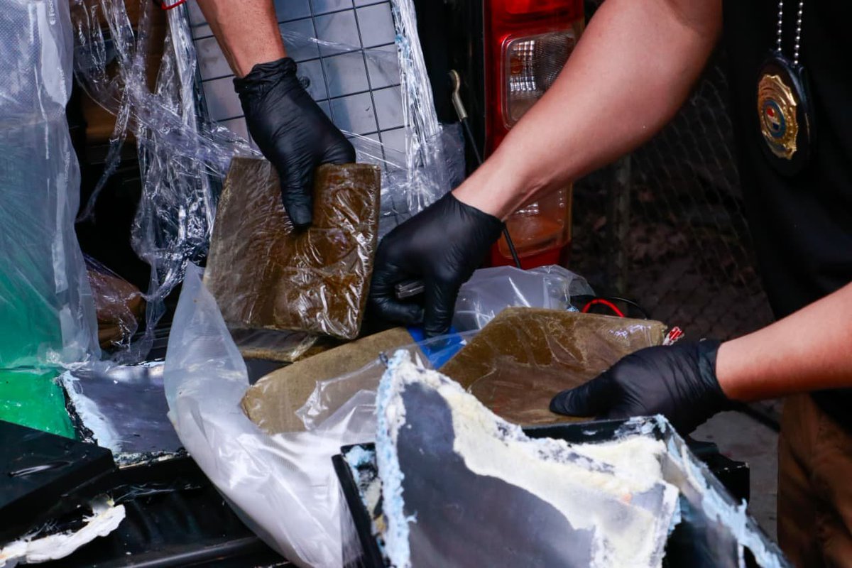 CuartoPoder_Py's tweet photo. 🔴 DE MIAMI CON AMOR: INCAUTAN EN EL AEROPUERTO MÁS DE 100 KG DE MARIHUANA VIP DEJANDO UNA PÉRDIDA DE CASI US$ 1.500.000 A NARCOS 
Por @dianacenturionm, periodista de #4toJudiciales

◾ Detección en aeropuerto: Agentes de la SENAD, en coordinación con la DNIT y DINAC, interceptaron en el Aeropuerto Silvio Pettirossi una encomienda aérea procedente de Miami, Estados Unidos. La carga estaba declarada falsamente como repuestos y baterías para vehículos.

◾ Apertura judicial y hallazgo: En el Palacio de Justicia, bajo la supervisión del juez Osmar Legal y el Ministerio Público, se realizó la apertura del paquete. Se confirmó la presencia de más de 102 kg de marihuana de alta concentración (VIP/Premium) ocultos en 12 supuestas baterías.

◾ Millonario impacto financiero: La droga incautada tendría como destino final el mercado brasileño, lo que representa un golpe económico superior a los USD 1,4 millones. La investigación prosigue para identificar a los remitentes y destinatarios de la carga.
@senad_paraguay @MinPublicoPy