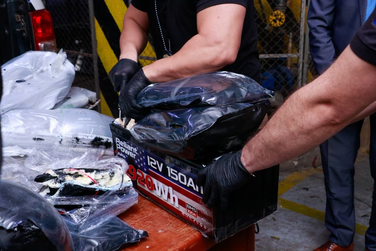 CuartoPoder_Py's tweet photo. 🔴 DE MIAMI CON AMOR: INCAUTAN EN EL AEROPUERTO MÁS DE 100 KG DE MARIHUANA VIP DEJANDO UNA PÉRDIDA DE CASI US$ 1.500.000 A NARCOS 
Por @dianacenturionm, periodista de #4toJudiciales

◾ Detección en aeropuerto: Agentes de la SENAD, en coordinación con la DNIT y DINAC, interceptaron en el Aeropuerto Silvio Pettirossi una encomienda aérea procedente de Miami, Estados Unidos. La carga estaba declarada falsamente como repuestos y baterías para vehículos.

◾ Apertura judicial y hallazgo: En el Palacio de Justicia, bajo la supervisión del juez Osmar Legal y el Ministerio Público, se realizó la apertura del paquete. Se confirmó la presencia de más de 102 kg de marihuana de alta concentración (VIP/Premium) ocultos en 12 supuestas baterías.

◾ Millonario impacto financiero: La droga incautada tendría como destino final el mercado brasileño, lo que representa un golpe económico superior a los USD 1,4 millones. La investigación prosigue para identificar a los remitentes y destinatarios de la carga.
@senad_paraguay @MinPublicoPy