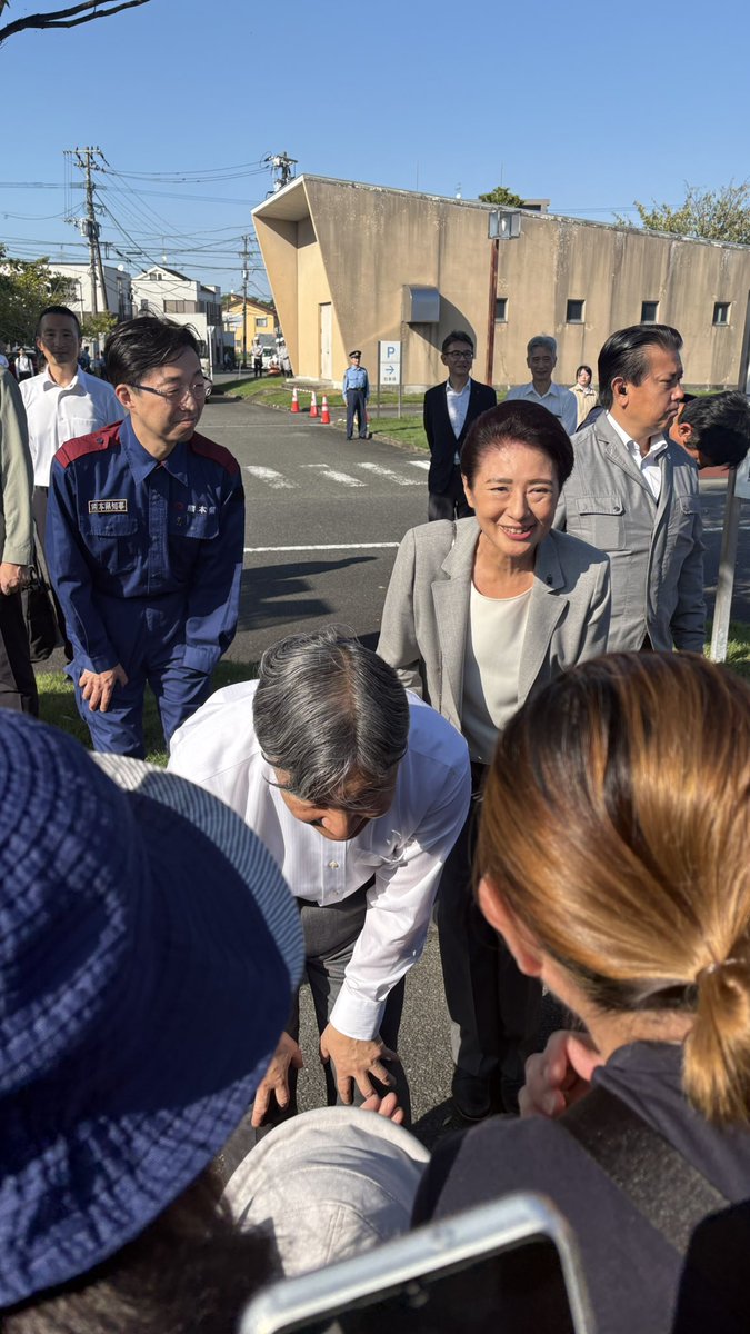 yuzukei333's tweet photo. 昨日、天皇皇后両陛下が八代におみえになりました。
場所の情報がなく、あっち行きこっち行きしていましたが
最終的にたどり着いた場所にて、こんなに近くで拝見することができました。
まさか、歩いてくださるとは思わず皆さん泣いてらっしゃいました。
元気を頂きました。
ありがとうございました。 https://t.co/DnREawmEXv