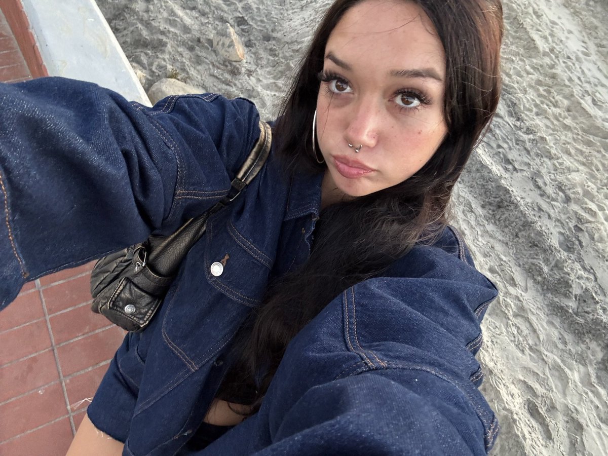 pickles420hmj's tweet photo. This denim look is cute, but you should see what’s underneath. 🔗 https://t.co/LO4WpmDFbn