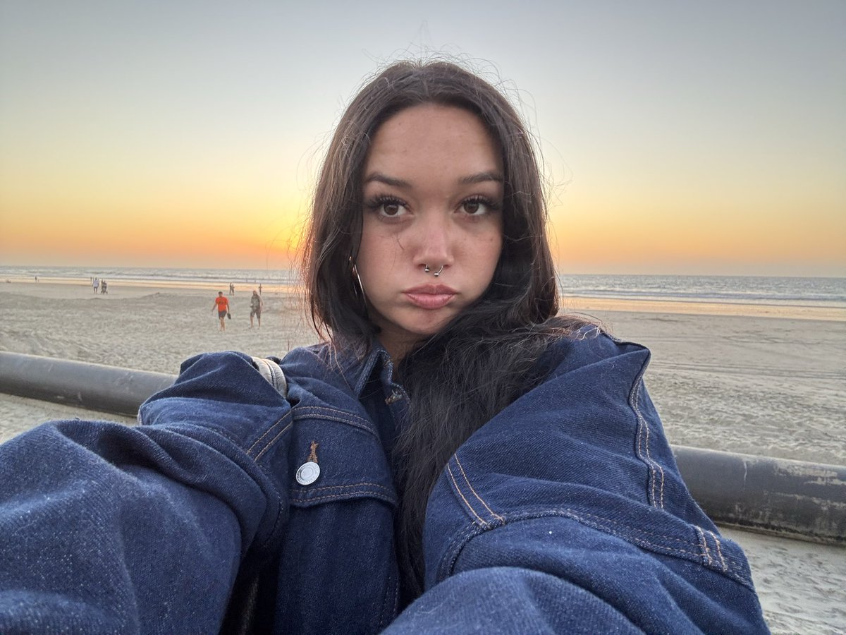 pickles420hmj's tweet photo. This denim look is cute, but you should see what’s underneath. 🔗 https://t.co/LO4WpmDFbn