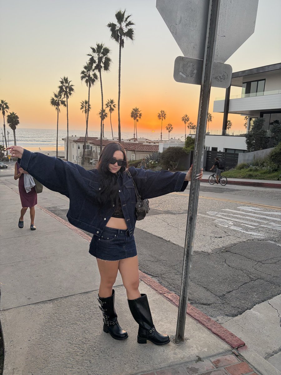 pickles420hmj's tweet photo. This denim look is cute, but you should see what’s underneath. 🔗 https://t.co/LO4WpmDFbn
