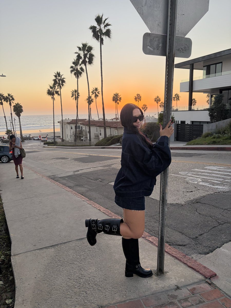pickles420hmj's tweet photo. This denim look is cute, but you should see what’s underneath. 🔗 https://t.co/LO4WpmDFbn