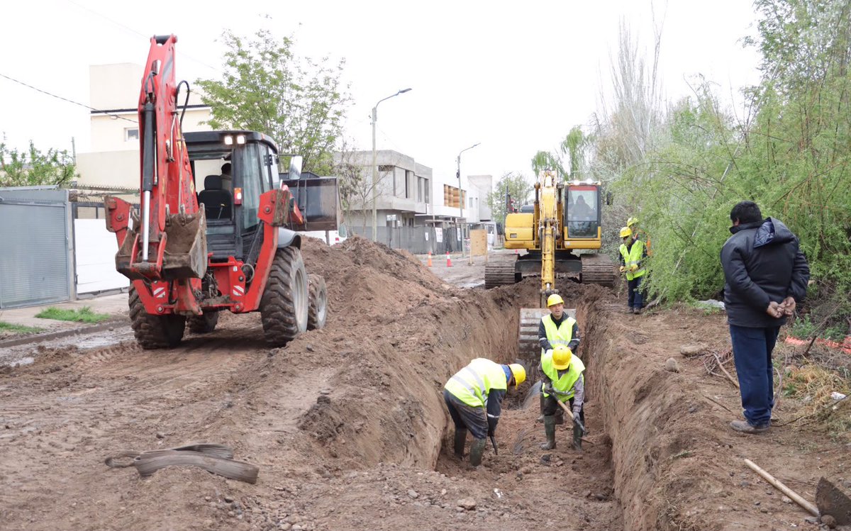 pepeousset's tweet photo. Acompañamos el lanzamiento del plan de obras para Confluencia Urbana y Rural, en Neuquén capital: asfalto, pluviales, canales y bombeo. Se ve planificación, inversión y recursos públicos puestos donde tienen que ir, en obras estructurales que resuelven problemas y evitan otros a futuro.