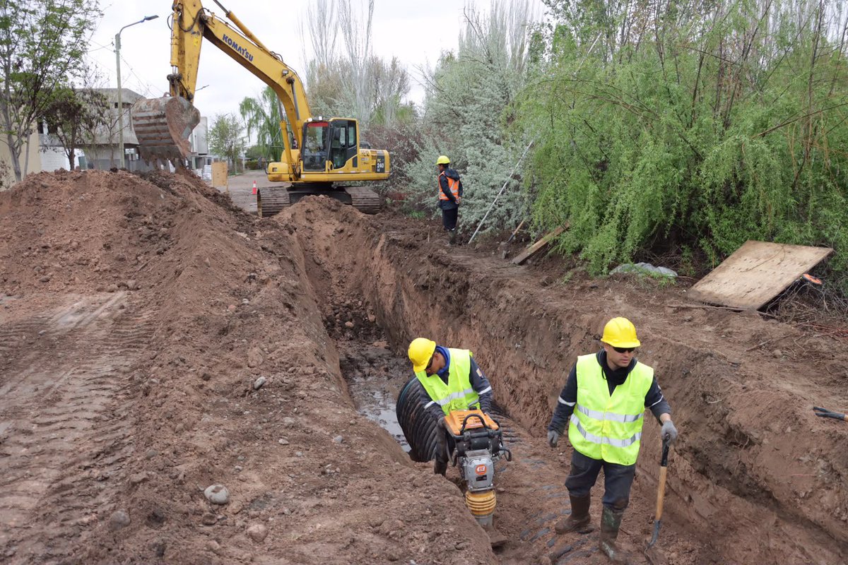 pepeousset's tweet photo. Acompañamos el lanzamiento del plan de obras para Confluencia Urbana y Rural, en Neuquén capital: asfalto, pluviales, canales y bombeo. Se ve planificación, inversión y recursos públicos puestos donde tienen que ir, en obras estructurales que resuelven problemas y evitan otros a futuro.
