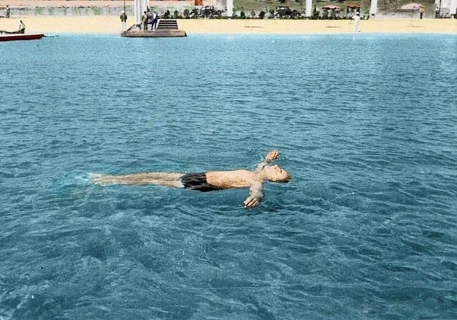 ismimsiirdegil's tweet photo. Sanırım Atamın en sevdiğim fotoğraflarından biri bu. Binbir zorlukla bir ülke kurmuşsun; savaşların, yoklukların içinden geçmişsin. Sonra bir gün, kurtardığın ülkenin denizinde sırtüstü yatıp dinleniyorsun. Bir kurtarıcıyı böyle insani bir anın içinde görmek umut veriyor. https://t.co/RxAyQaHuXf
