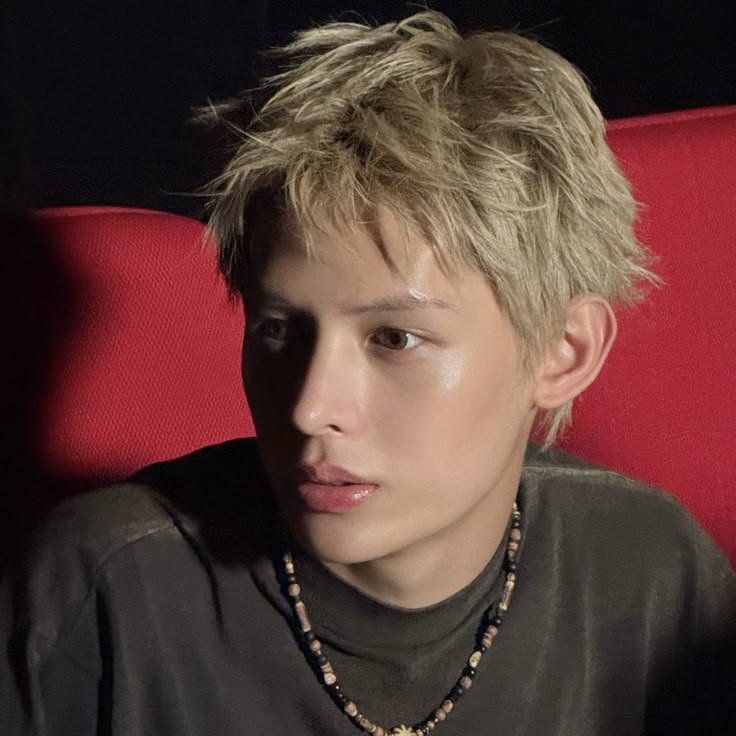 lvchanelz's tweet photo. “I’m curious about something-why does James look more and more like a gender disruptor the shorter his hair gets? This photo even comes off a bit like a female professor from a women's college.” I've been saying he looks like a lesbian with a pixie cut 🎀 https://t.co/zrzhncUWuC