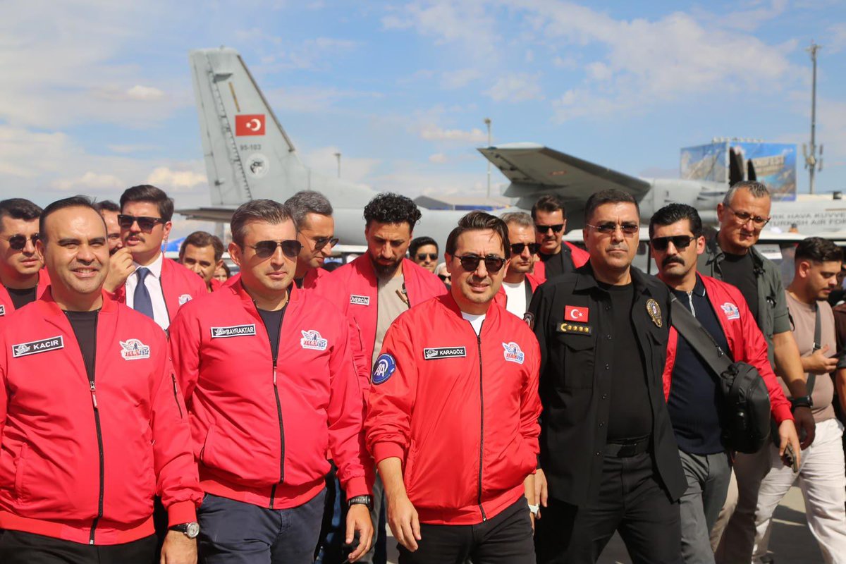 Atilla__Aksoy's tweet photo. 📍 TEKNOFEST GÜNEYDOĞU

Sanayi ve Teknoloji Bakanımız Sayın Mehmet Fatih Kacır, Valimiz Sayın Hasan Şıldak, TEKNOFEST Yönetim Kurulu Başkanı Sayın Selçuk Bayraktar ve il protokolümüz ile birlikte TEKNOFEST Güneydoğu’nun açılış programına katılım sağladık.

🚀 Haydi Şanlıurfa! Haydi gençler! TEKNOFEST heyecanını birlikte yaşamak için hepinizi festival alanına bekliyoruz!

✨ Aziz şehrimizde gerçekleştirilen TEKNOFEST Güneydoğu’nun huzur ve güven içerisinde devam etmesi için tüm birimlerimizle 7/24 görev başındayız. ✨

#Huzurfa
#HerşeyHuzurunŞanlıŞehriİçin
#BirlikteHuzur
#BirlikteGüven
#TEKNOFESTGüneydoğu