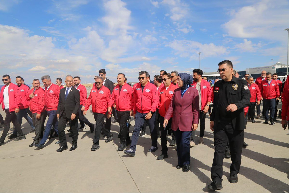 Atilla__Aksoy's tweet photo. 📍 TEKNOFEST GÜNEYDOĞU

Sanayi ve Teknoloji Bakanımız Sayın Mehmet Fatih Kacır, Valimiz Sayın Hasan Şıldak, TEKNOFEST Yönetim Kurulu Başkanı Sayın Selçuk Bayraktar ve il protokolümüz ile birlikte TEKNOFEST Güneydoğu’nun açılış programına katılım sağladık.

🚀 Haydi Şanlıurfa! Haydi gençler! TEKNOFEST heyecanını birlikte yaşamak için hepinizi festival alanına bekliyoruz!

✨ Aziz şehrimizde gerçekleştirilen TEKNOFEST Güneydoğu’nun huzur ve güven içerisinde devam etmesi için tüm birimlerimizle 7/24 görev başındayız. ✨

#Huzurfa
#HerşeyHuzurunŞanlıŞehriİçin
#BirlikteHuzur
#BirlikteGüven
#TEKNOFESTGüneydoğu