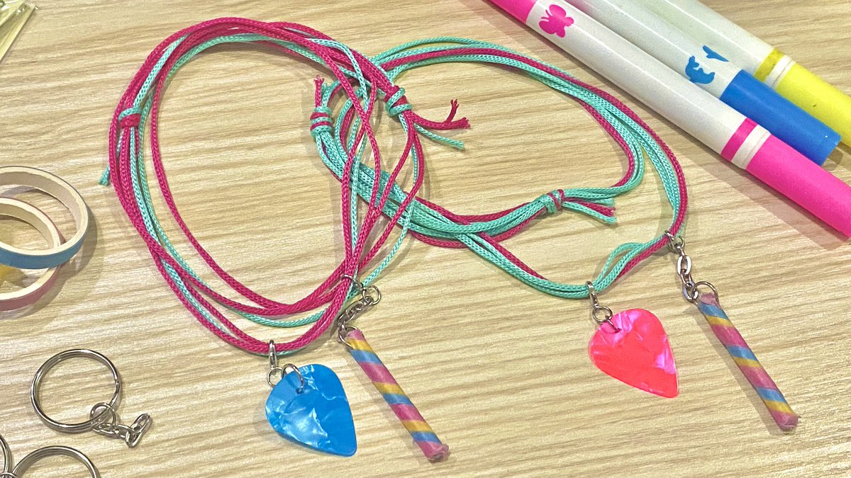 OneAllysa's tweet photo. Creating our own #ForgottenIsland Jo and Raissa Bracelets for me and @mysweetcupoftea hehe @Dreamworks 

Still have a bunch of charms to make 😀 https://t.co/yy4xc0zrD2