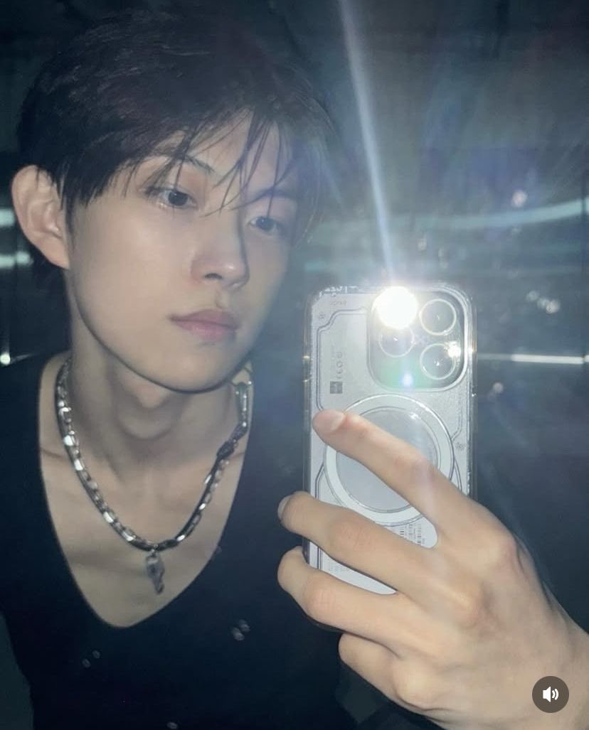 shinervsz's tweet photo. 🍞“ngapain kedip2 gitu?”
🪐“godain cowo ganteng”
🍞“??? GA BOL-“ 
🪐 “kamu maksudnya” 
🍞 “eh.. hehe.. mwehehe..” 

#AllyzSelcaDay #ALLYZ #AZSD #ALPHADRIVEONE  #알파드라이브원     #GEONWOO #건우 https://t.co/airBWxQ7DG