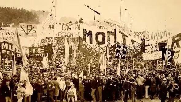 robertotaboada5's tweet photo. Hay muchos y muchas que cuando hablan de la experiencia montonera en los 70 te dicen: “Lxs pibxs eran buenos, pero los de la Conducción los mandaron a la muerte y ellos se salvaron quedándose en Europa".
Te paso el listado de los compañeros y compañeras con responsabilidad de conducción que fueron asesinados/as  entre 1975 y  1983, para rebatir las mentiras  que nacen en los medios, repiten los loros  y como reconocimiento - homenaje a los compañeros y compañeras Jefes Montoneros  caídos.
  Oficial Superior, miembro de la Conducción Nacional Comandante Roberto Quieto, “Negro”, 28-12,75
. Oficial Superior a cargo de la Secretaría Política Nacional Comandante Carlos Hobert, “Pingulis”, 17-12-76),
  A cargo de la Secretaría Militar Nacional Oficial Superior Comandante Raúl Clemente Yäguer, “Roque, 30-4-83)
 A  cargo de la Secretaría de Prensa Nacional, Oficial Superior  Comandante Juan Julio Roqué, “Lino”, 9-5-1977),
 A cargo de la Secretaría  Sindical  Nacional Oficial Superior Comandante Marcos Osatinski, “Pelado” o “Claudio”, 21-8-75)
 Jefes Regionales  todos  Oficiales Superiores : 
 Córdoba Fred Mario Ernst, “Freddy” o “Mormon”, 19-7-75.
 Rosario-Litoral, Alberto Molina, “Chacho”, 29-9-76 
 Cuyo (Oscar Rubén De Gregorio, “Sordo Sergio”, 16-11-77,
La Plata-Mar del Plata-Patagonia (Horacio Mendizábal, “Hernan”, 19-9-79)
Noreste (Juan Belaústegui, “Pata Loca”, 8-10-75, 
Noroeste (Horacio Domingo Campiglia, “Petrus”, 13-3-80), 
 Rosario y Gran Rosario, Oficial Mayor  (Edgar Tulio “Tucho” Valenzuela 07/78.
Cuyo; oficial Superior Carlos Coronel 29/09/76
Consejo Superior, Oficiales Mayores:  
Héctor Eugenio Talbot Wright, (Juan) 16/10/1976
Arturo Lewinger, “Felipe”, 25-5-1975. 
Eduardo Tomás Miguel Molinete, “Gallego Guillermo”, 9-3-77.
 Roberto Pirles, “Palometa”, 6-1-77. 
Horacio Antonio Arrue, “Pablo Cristiano”, 20-9-76. 
Eduardo Pereira Rossi, “Carlón”, 14-5-83. .
 Fernando Saavedra Lamas, “Gordo Damián”, 20-5-76. 
Norberto Habbeger, “Cabezón”, 31-7-78., 
Raúl Alberto Rossini, “Nariz con pelo”, 28-1-77. 
Marcelo Kurlat, “Monra”, 10-12-76. 
Elida D’Ippólito, " Amalia". 22-11-76. 
Juan Alejandro Barry, “Sopita”, 15-12-77.
Jorge Raúl Mendé, 16-12-76. 
René “Turco” Haidar, 18-12-82. 
Jorge Luis Piotti, “Zapa”, 19-1-77.
Alberto Miguel Camps "Gervasio" 16/08/1976
Enrique Juarez "Quique" 10/12/76.
Francisco Urondo, “Paco”, 17-6-76,
 Osvaldo Cambiaso ("El Viejo" 14/5/83). 
 Iñaki Areta (Secretario Militar Columna Oeste), 23/12/76.
Compañeras y Compañeros Jefas y Jefes Montoneros:                                                   Viva la Patria !
Presentes Siempre !                                           Hasta la Victoria ¡