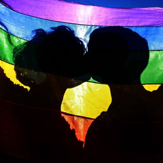 stagepopbr's tweet photo. REPASSEM E VOTEM SIM: Proposta da senadora Soraya Thronicke para tipificar como crime autônomo o LGBTIcídio, assim entendido o homicídio praticado por motivação discriminatória relacionada à orientação sexual, com pena de 20 a 40 anos de prisão. https://t.co/vpD4BZPEV8
