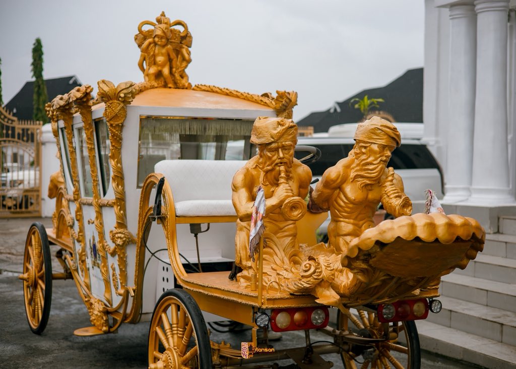 itansanartfest's tweet photo. As Olojo Festival 2026 came to a wrap, the Oonirisa takes a visit to his ancestral home(s) in the royal chariot.
The people of Ilé ifẹ̀ showered him with love as they took to the streets to celebrate with the monarch.

#olojofestival2026 #ExperienceOlojoFestival #ExperienceOlojo https://t.co/wqJglXB1wG