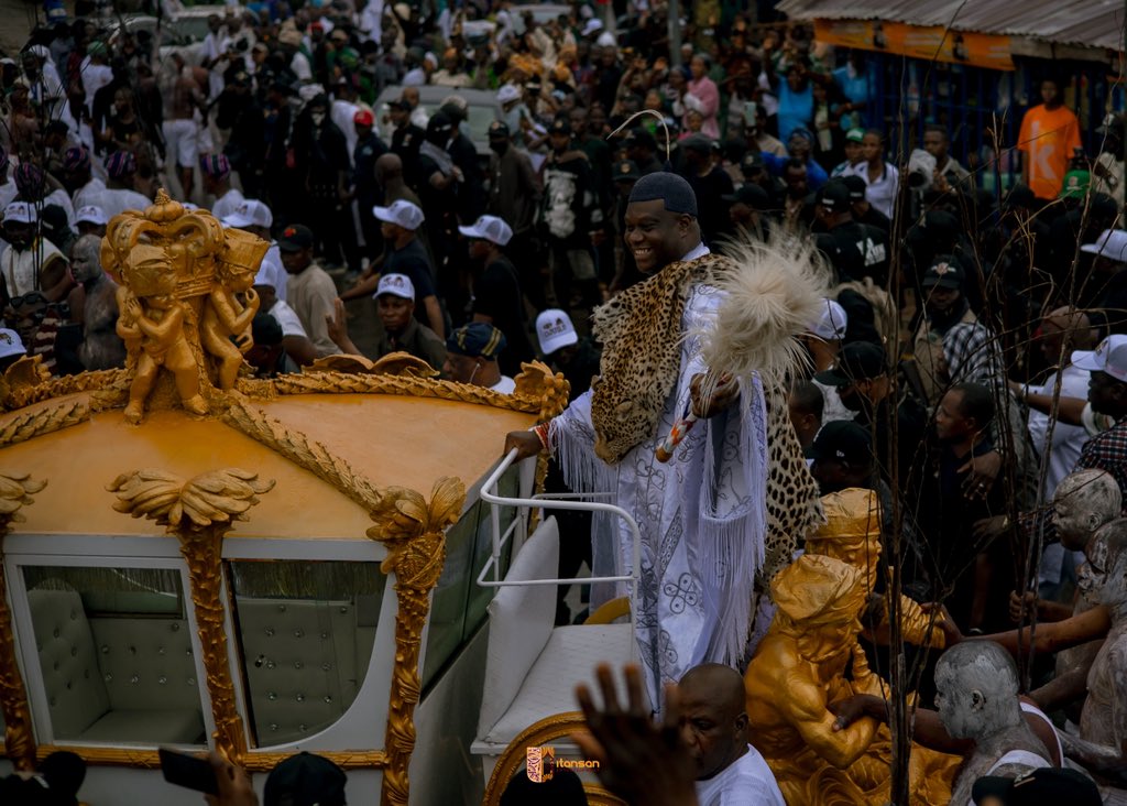itansanartfest's tweet photo. As Olojo Festival 2026 came to a wrap, the Oonirisa takes a visit to his ancestral home(s) in the royal chariot.
The people of Ilé ifẹ̀ showered him with love as they took to the streets to celebrate with the monarch.

#olojofestival2026 #ExperienceOlojoFestival #ExperienceOlojo https://t.co/wqJglXB1wG